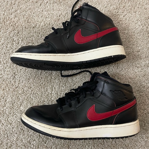 Nike Air Jordan 1 retro mid red & black size 6.5 youth 7 women  sneakers casual - Picture 3 of 15